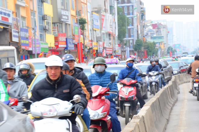 Cận Tết nguyên đán, Hà Nội ùn tắc kinh hoàng từ ngõ ra phố, người dân vác cả xe qua dải phân cách - Ảnh 3. Cận Tết nguyên đán, Hà Nội ùn tắc kinh hoàng từ ngõ ra phố, người dân vác cả xe qua dải phân cách - Ảnh 3.