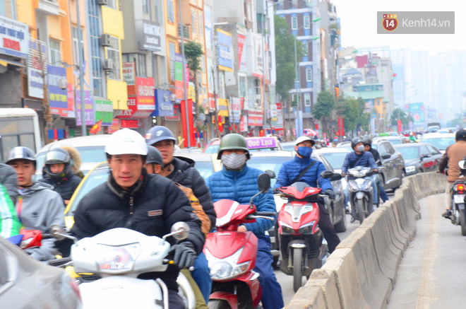 Cận Tết nguyên đán, Hà Nội ùn tắc kinh hoàng từ ngõ ra phố, người dân vác cả xe qua dải phân cách - Ảnh 3.