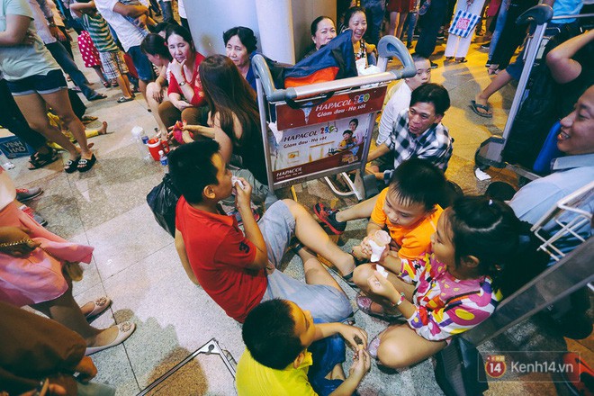 Hàng nghìn người vật vờ lúc nửa đêm ở sân bay Tân Sơn Nhất đón Việt kiều về quê ăn Tết Mậu Tuất - Ảnh 23.