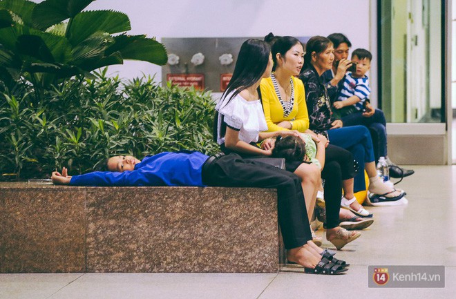 Hàng nghìn người vật vờ lúc nửa đêm ở sân bay Tân Sơn Nhất đón Việt kiều về quê ăn Tết Mậu Tuất - Ảnh 24.