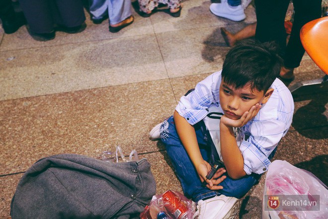 Hàng nghìn người vật vờ lúc nửa đêm ở sân bay Tân Sơn Nhất đón Việt kiều về quê ăn Tết Mậu Tuất - Ảnh 25.