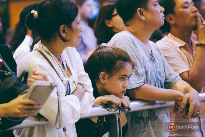 Hàng nghìn người vật vờ lúc nửa đêm ở sân bay Tân Sơn Nhất đón Việt kiều về quê ăn Tết Mậu Tuất - Ảnh 30.