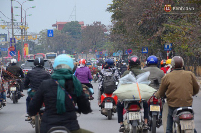 Cận Tết nguyên đán, Hà Nội ùn tắc kinh hoàng từ ngõ ra phố, người dân vác cả xe qua dải phân cách - Ảnh 4.