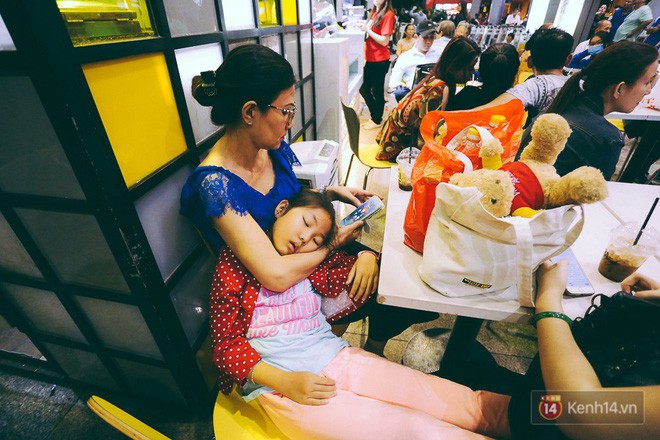 Hàng nghìn người vật vờ lúc nửa đêm ở sân bay Tân Sơn Nhất đón Việt kiều về quê ăn Tết Mậu Tuất - Ảnh 31.