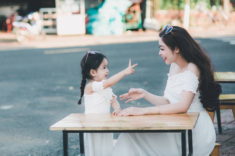 Bộ Ảnh Mẹ Và Con Gái Đều Xinh Như Diễn Viên Khiến Dân Mạng Không Ngừng Xuýt  Xoa Khen Ngợi