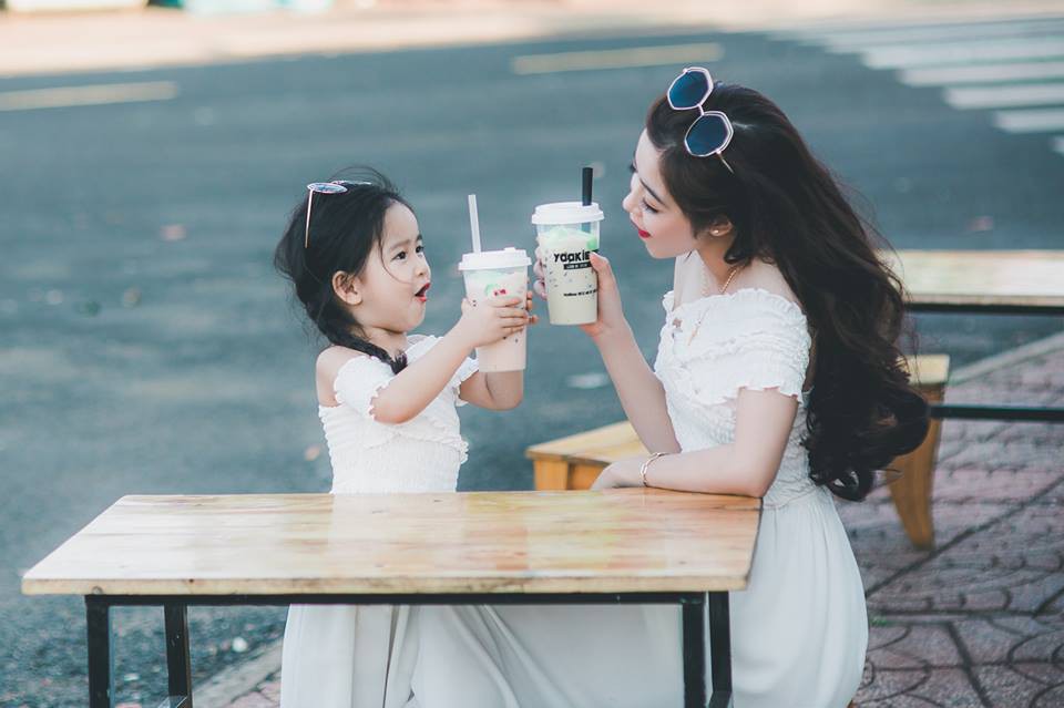 Bộ Ảnh Mẹ Và Con Gái Đều Xinh Như Diễn Viên Khiến Dân Mạng Không Ngừng Xuýt  Xoa Khen Ngợi