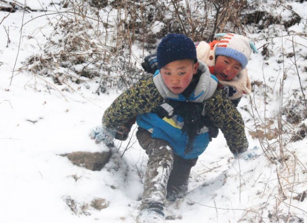 Cậu bé 9 tuổi vượt tuyết cõng em trai xuống núi: Bức ảnh lay động hàng triệu trái tim - Ảnh 1.