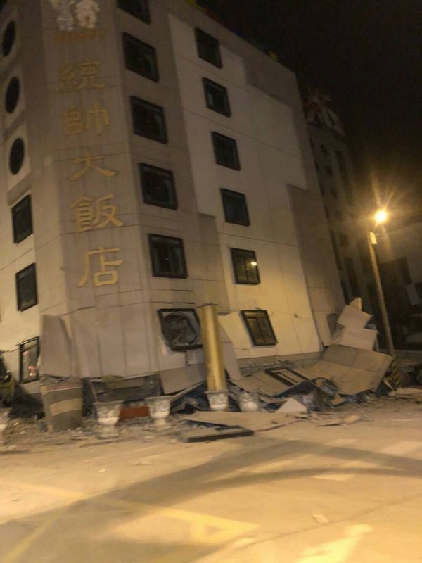 Thấy sàn nhà rung chuyển, chồng vội vàng xả thân che chắn cho vợ con trong trận động đất ở Đài Loan - Ảnh 3.