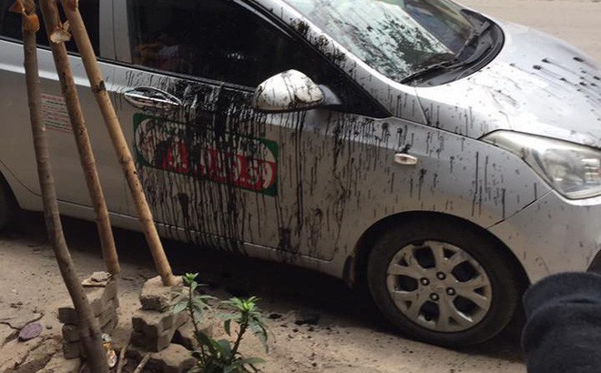 Taxi đậu trước cửa hàng sửa chữa xe máy bị hắt dầu luyn khắp thân xe - Ảnh 1.