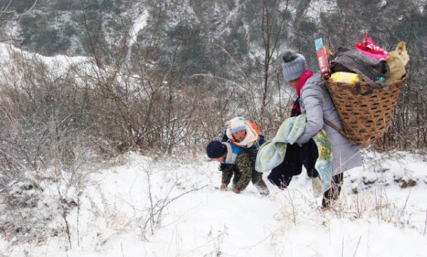Cậu bé 9 tuổi vượt tuyết cõng em trai xuống núi: Bức ảnh lay động hàng triệu trái tim - Ảnh 4.
