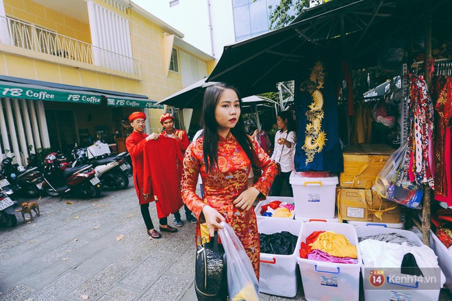 Nhiều người kiếm tiền triệu mỗi ngày nhờ cho thuê áo dài Tết chụp hình tại phố ông đồ Sài Gòn - Ảnh 6.