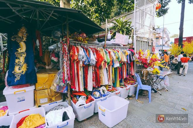 Nhiều người kiếm tiền triệu mỗi ngày nhờ cho thuê áo dài Tết chụp hình tại phố ông đồ Sài Gòn - Ảnh 7.