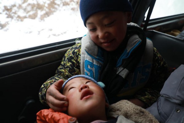 Cậu bé 9 tuổi vượt tuyết cõng em trai xuống núi: Bức ảnh lay động hàng triệu trái tim - Ảnh 7.