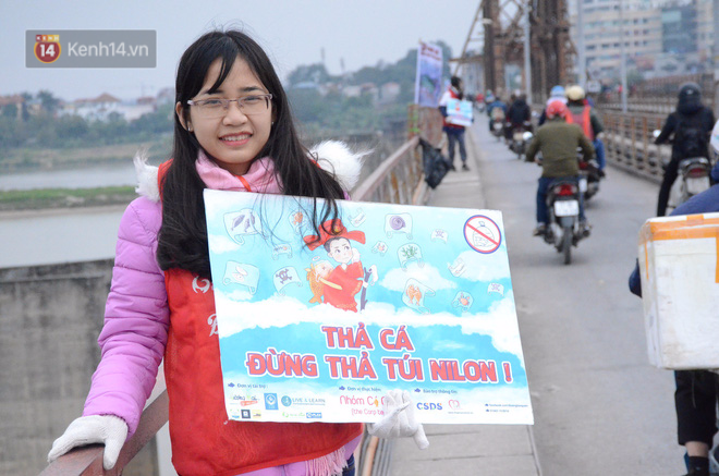 Hà Nội: Nhóm sinh viên chịu lạnh đứng trên cầu Long Biên vận động mọi người thả cá không thả rác - Ảnh 1.