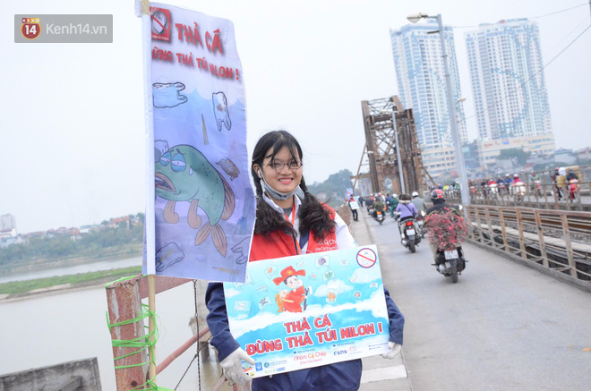 Hà Nội: Nhóm sinh viên chịu lạnh đứng trên cầu Long Biên vận động mọi người thả cá không thả rác - Ảnh 2.