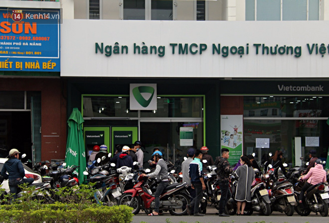 Những ngày giáp Tết, người dân Đà Nẵng mệt mỏi xếp hàng dài trước cây ATM chờ rút tiền - Ảnh 1.