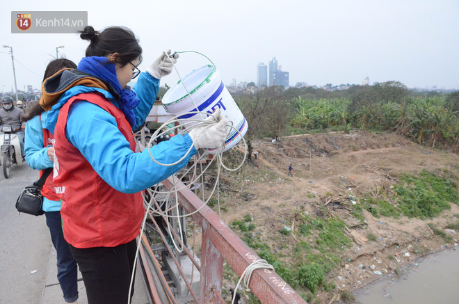 Hà Nội: Nhóm sinh viên chịu lạnh đứng trên cầu Long Biên vận động mọi người thả cá không thả rác - Ảnh 3.