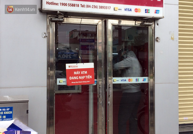 Những ngày giáp Tết, người dân Đà Nẵng mệt mỏi xếp hàng dài trước cây ATM chờ rút tiền - Ảnh 4.