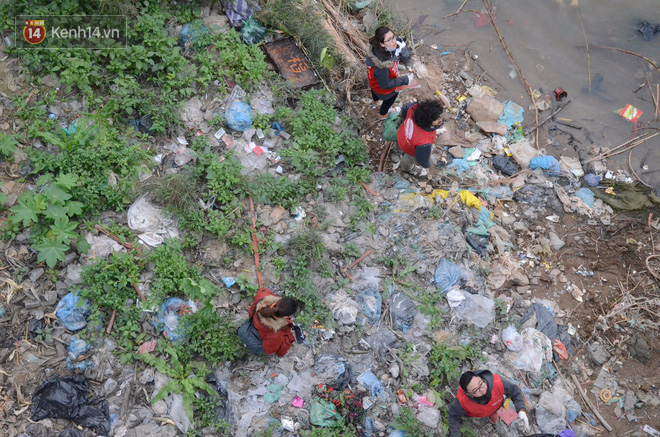 Hà Nội: Nhóm sinh viên chịu lạnh đứng trên cầu Long Biên vận động mọi người thả cá không thả rác - Ảnh 6.