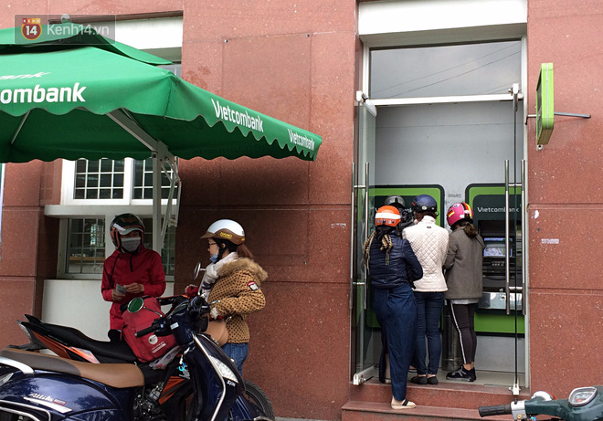 Những ngày giáp Tết, người dân Đà Nẵng mệt mỏi xếp hàng dài trước cây ATM chờ rút tiền - Ảnh 7.