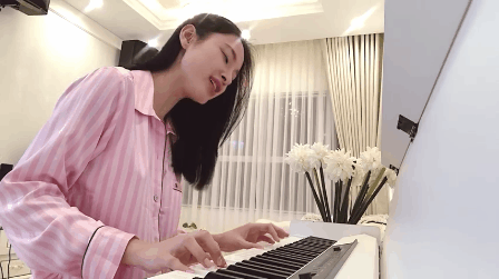 Angela Phương Trinh đăng clip vừa đàn vừa hát, nhưng dân mạng lại chỉ soi việc cô không mặc áo ngực! - Ảnh 1. Angela Phương Trinh đăng clip vừa đàn vừa hát, nhưng dân mạng lại chỉ soi việc cô không mặc áo ngực! - Ảnh 1.