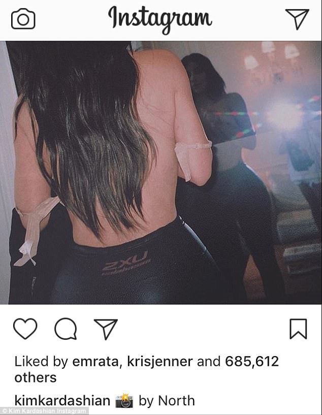 Kim Kardashian gây tranh cãi vì để con gái 4 tuổi chụp ảnh khiêu gợi cho mình - Ảnh 1.
