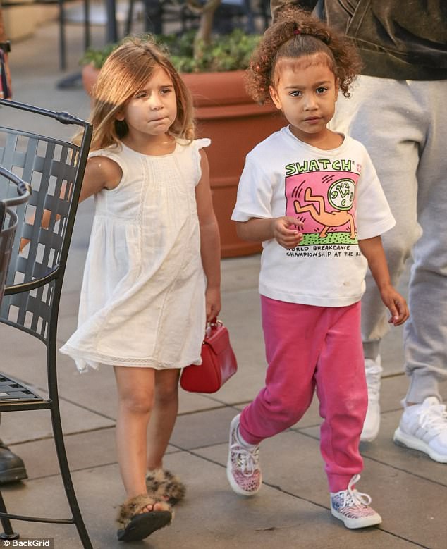 Kim Kardashian gây tranh cãi vì để con gái 4 tuổi chụp ảnh khiêu gợi cho mình - Ảnh 2.