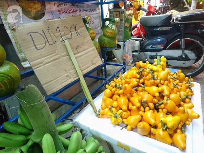 Người dân hồn nhiên mang trái “kịch độc” bày bán chưng Tết trên vỉa hè Sài Gòn - Ảnh 2.