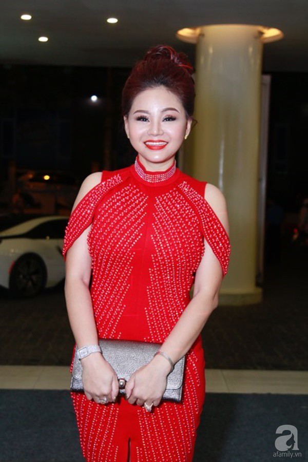 Lê Giang diện váy đỏ rực rỡ, xuất hiện vui vẻ tại đám cưới Lâm Khánh Chi sau ồn ào với chồng cũ Duy Phương - Ảnh 1.
