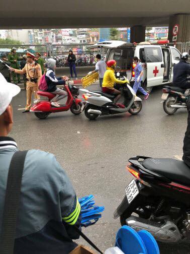 Hà Nội: Nam thanh niên thoi thóp dưới đường nghi rơi từ cầu vượt ngã Tư Sở xuống - Ảnh 3.