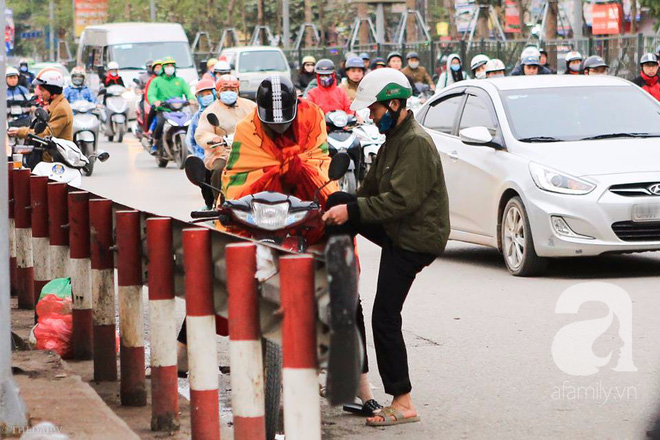 Hà Nội nhiệt độ giảm sâu còn 13 độ, người dân sáng tạo đủ cách bá đạo chống rét: Trùm chăn ra đường, bịt kín cả người lẫn xe - Ảnh 4.