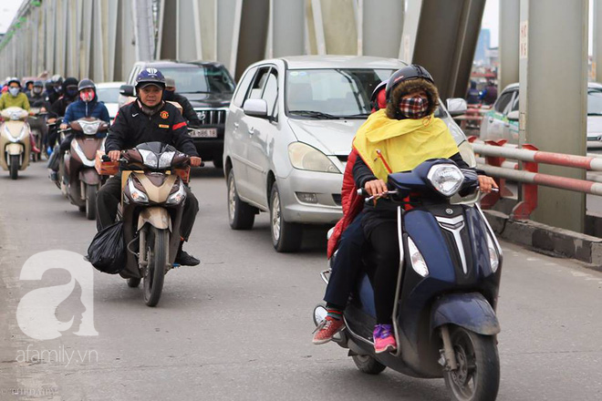 Hà Nội nhiệt độ giảm sâu còn 13 độ, người dân sáng tạo đủ cách bá đạo chống rét: Trùm chăn ra đường, bịt kín cả người lẫn xe - Ảnh 7.