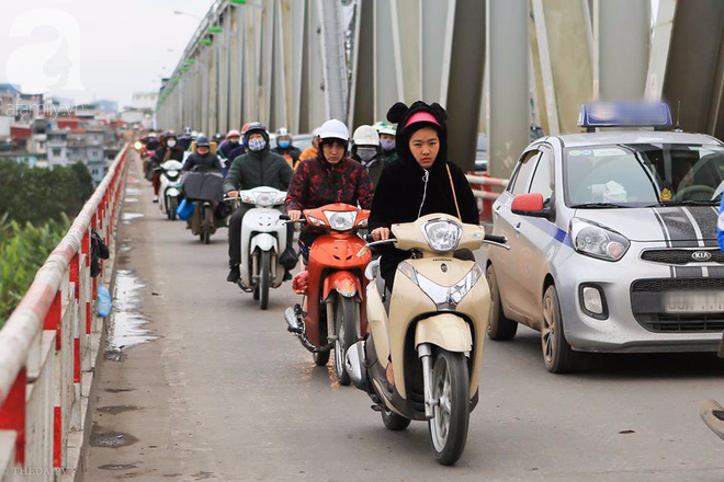 Hà Nội nhiệt độ giảm sâu còn 13 độ, người dân sáng tạo đủ cách bá đạo chống rét: Trùm chăn ra đường, bịt kín cả người lẫn xe - Ảnh 13.