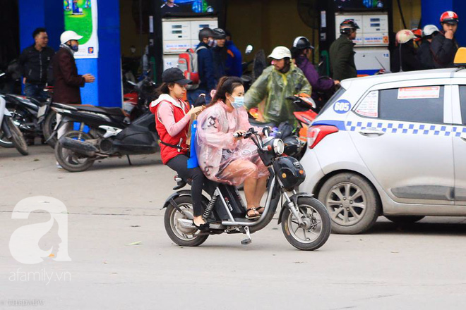 Hà Nội nhiệt độ giảm sâu còn 13 độ, người dân sáng tạo đủ cách bá đạo chống rét: Trùm chăn ra đường, bịt kín cả người lẫn xe - Ảnh 2.