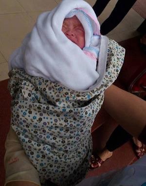 Hòa Bình: Người mẹ bại liệt kiên cường sinh con trên taxi khi gần đến bệnh viện - Ảnh 4.