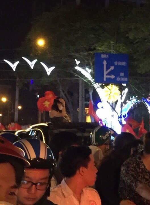Mỹ Tâm bịt khẩu trang đứng trên xe hơi đi bão đêm Sài Gòn mừng tuyển U23 Việt Nam - Ảnh 1. Mỹ Tâm bịt khẩu trang đứng trên xe hơi đi bão đêm Sài Gòn mừng tuyển U23 Việt Nam - Ảnh 1.