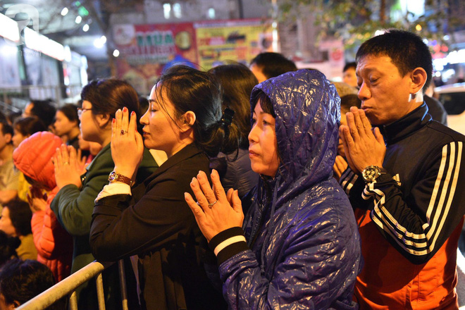 Chùm ảnh: Hàng nghìn người đến chùa Phúc Khánh dự lễ cầu an khiến phố Tây Sơn tắc nghẽn nghiêm trọng - Ảnh 2.