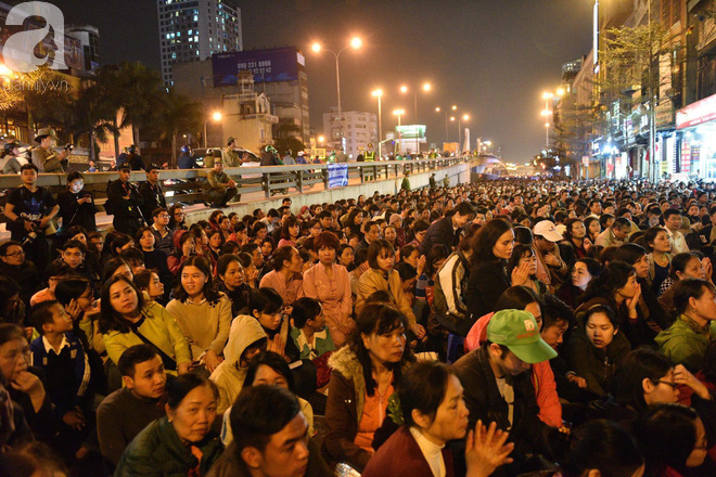 Chùm ảnh: Hàng nghìn người đến chùa Phúc Khánh dự lễ cầu an khiến phố Tây Sơn tắc nghẽn nghiêm trọng - Ảnh 4.