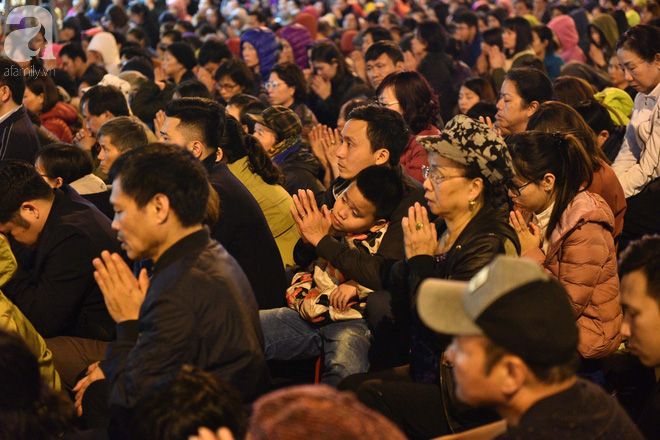 Chùm ảnh: Hàng nghìn người đến chùa Phúc Khánh dự lễ cầu an khiến phố Tây Sơn tắc nghẽn nghiêm trọng - Ảnh 6.