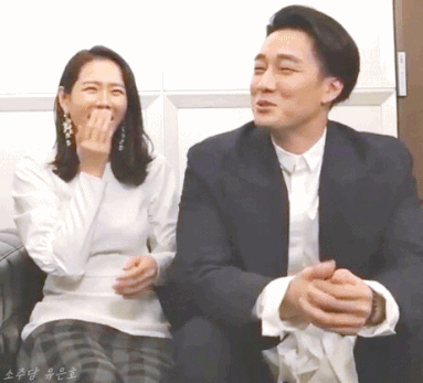 Lần đầu livestream, So Ji Sub bị vợ Son Ye Jin trêu phát khóc, lộ mặt thật quý ông mù công nghệ - Ảnh 7.
