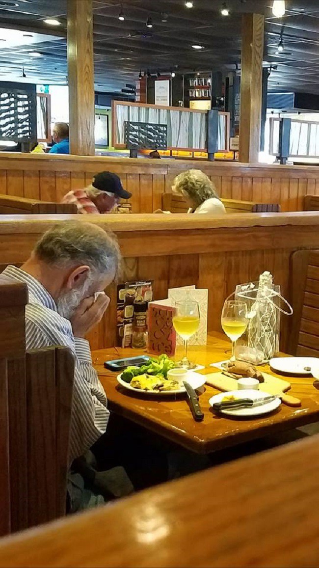 Bức ảnh người đàn ông mang tro cốt của vợ đến nhà hàng để cùng ăn một bữa, nhiều người nhận ra mình đã quá vô tâm trong tình yêu - Ảnh 1.