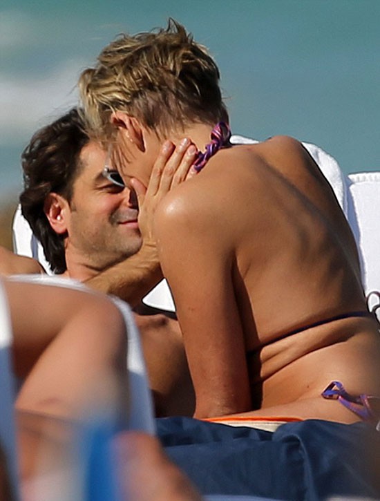 Quả bom sex Sharon Stone hôn say đắm bạn trai kém tuổi giữa bãi biển  - Ảnh 3.