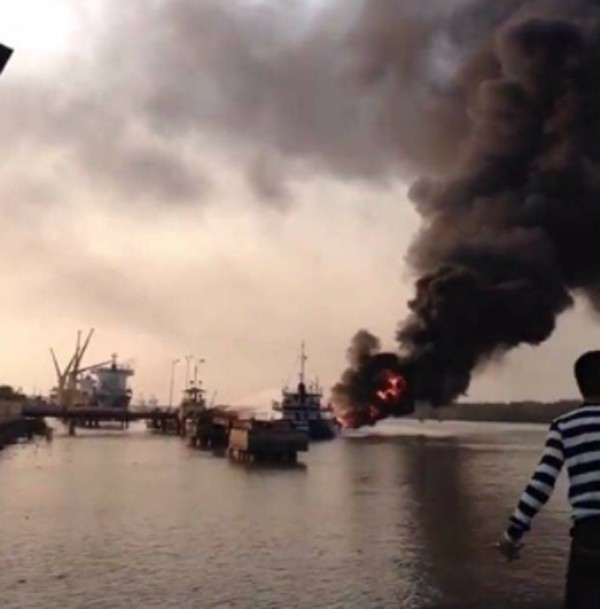 Hải Phòng: Tàu chở dầu bốc cháy dữ dội khi đang bơm dầu tại cảng - Ảnh 1.