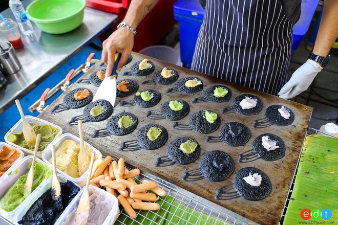 Chiêm ngưỡng món bánh đen xì nhưng cực đẹp mắt và thu hút vô số khách ở Thái Lan - Ảnh 2.