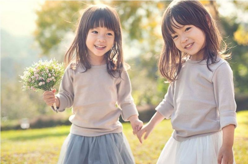 Nhà có anh chị em, đây là cách ứng xử của bố mẹ để các con đỡ đánh, cãi nhau