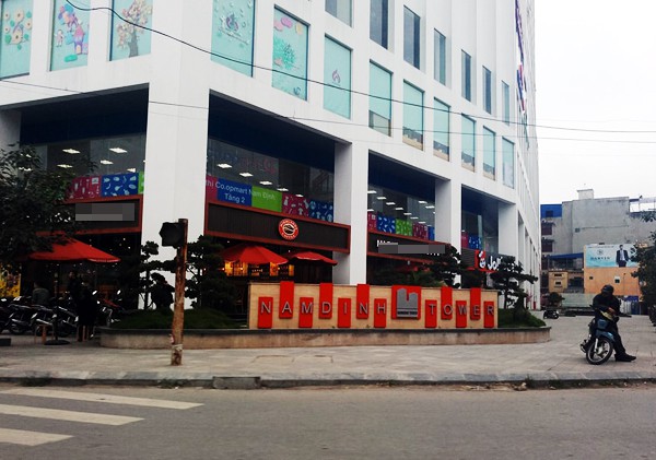 Vụ bé trai 3 tuổi tử vong tại tầng 6 ở Nam Định: Trường mầm non Hương Sen chưa được cấp phép - Ảnh 2. Vụ bé trai 3 tuổi tử vong tại tầng 6 ở Nam Định: Trường mầm non Hương Sen chưa được cấp phép - Ảnh 2.