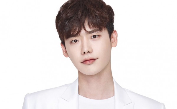 Lee Jong Suk đóng vai chính trong bộ phim truyền hình về nữ ca sĩ xấu số Yun Sim Deok - Ảnh 1.