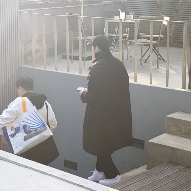Vợ chồng Song Joong Ki - Song Hye Kyo cuối tuần thảnh thơi rủ nhau đi cafe - Ảnh 1.