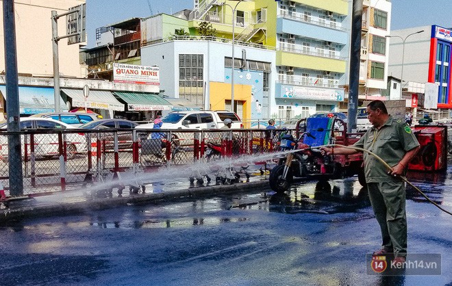 Người bảo vệ nghèo vay tiền ngân hàng, tự chế xe chữa cháy mini chống giặc lửa trong hẻm nhỏ Sài Gòn - Ảnh 7.