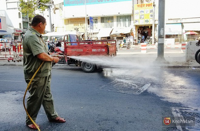 Người bảo vệ nghèo vay tiền ngân hàng, tự chế xe chữa cháy mini chống giặc lửa trong hẻm nhỏ Sài Gòn - Ảnh 8.